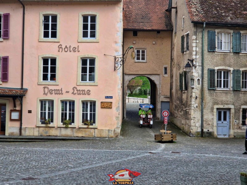 La porte St-Jean depuis l'intérieur de la ville.  Ville médiéval de St-Ursanne, Jura.