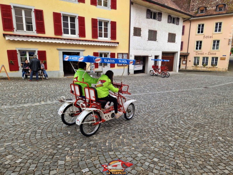 Les vélos doubles du Clip qui permettent de parcourir la vieille ville.  Ville médiéval de St-Ursanne, Jura.