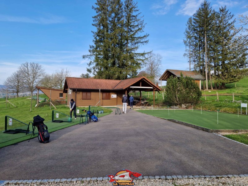 Le club house du Golf. Le practice Golf Bassecourt.