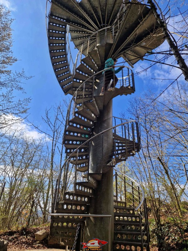 La tour métallique est composée d'un escalier à double hélice qui permet aux personnes qui montent de ne pas croiser celles qui descendent.