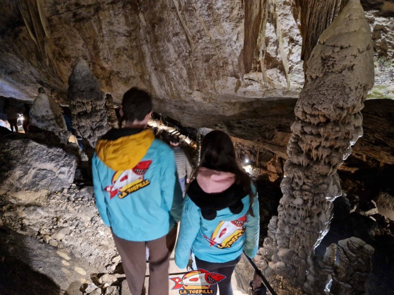 Le chemin éclairé dans la grotte de Réclère.