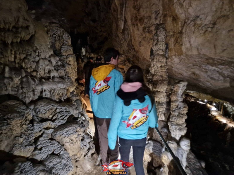 Contrairement aux grottes de Vallorbe, les grottes de Réclère se visitent avec un guide.