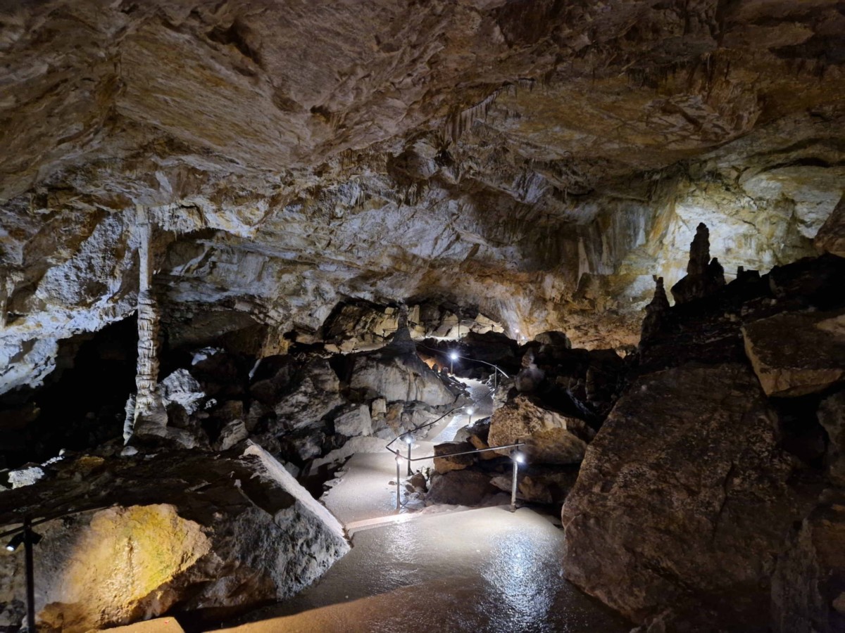 Une vue d'ensemble des grottes de Réclère.