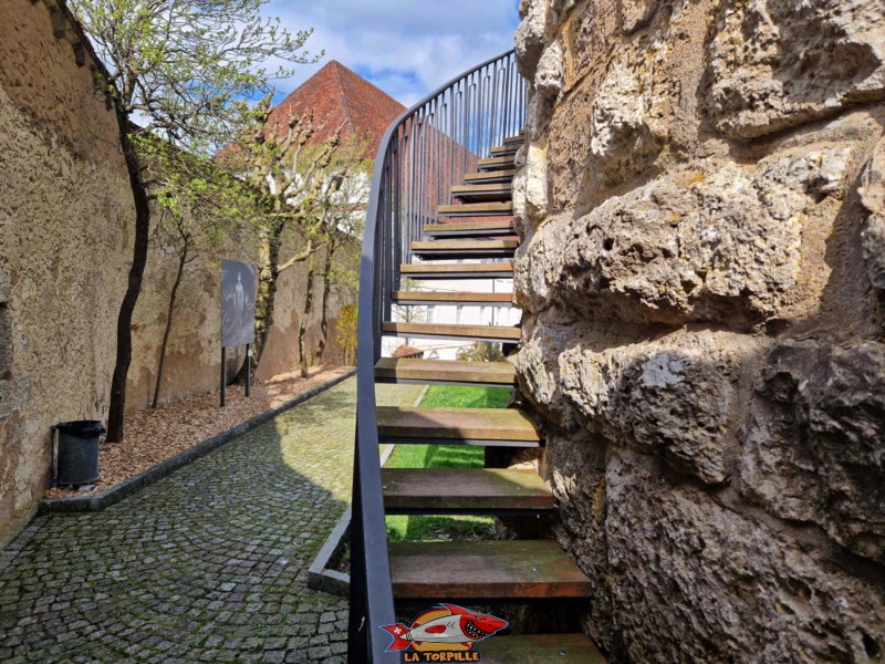 Les escaliers qui mènent à la porte du château. Tous les portes des donjons des châteaux forts médiévaux se trouvaient en hauteur et étaient accessibles avec des escaliers en bois que l'on pouvait retirer facilement en cas d'attaque.