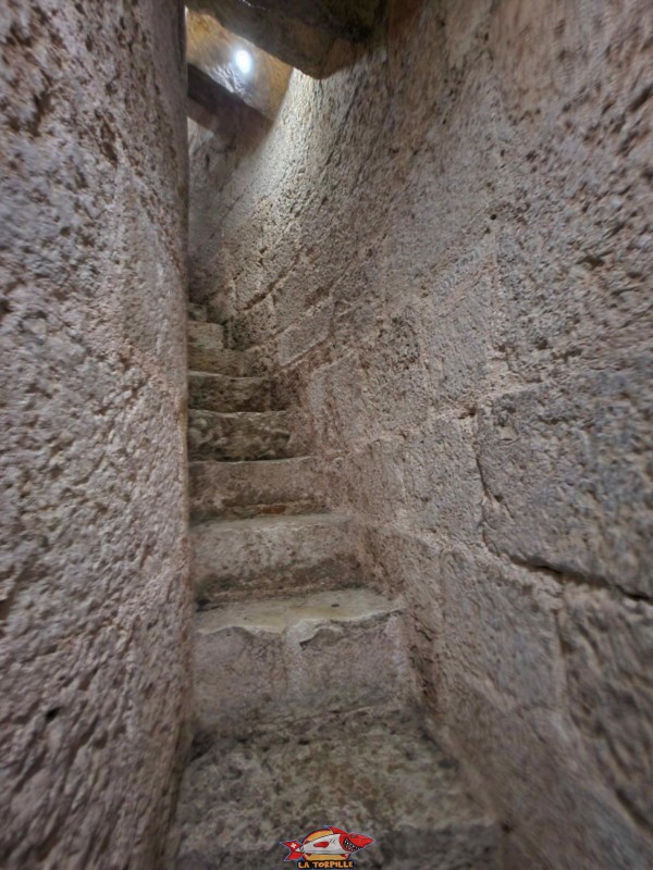 Une partie de montée à l'intérieur des murs en pierre.