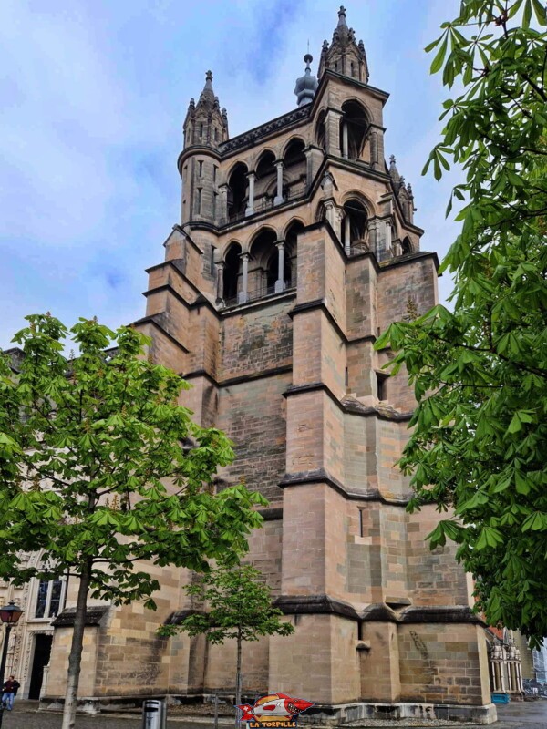 Le beffroi depuis l'esplanade de la cathédrale.