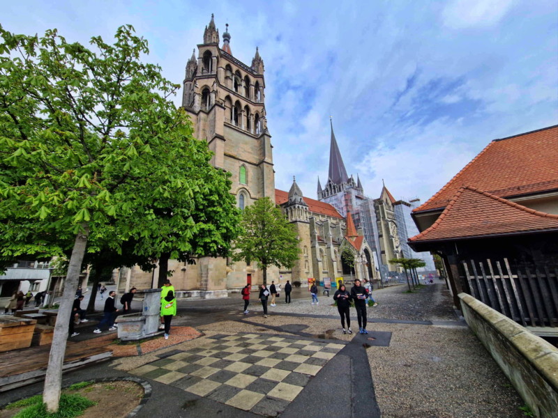 La façade sud se trouve du côté de l'ancien musée MUDAC, du musée historique de Lausanne et du château de l'Ancien-Evêché.