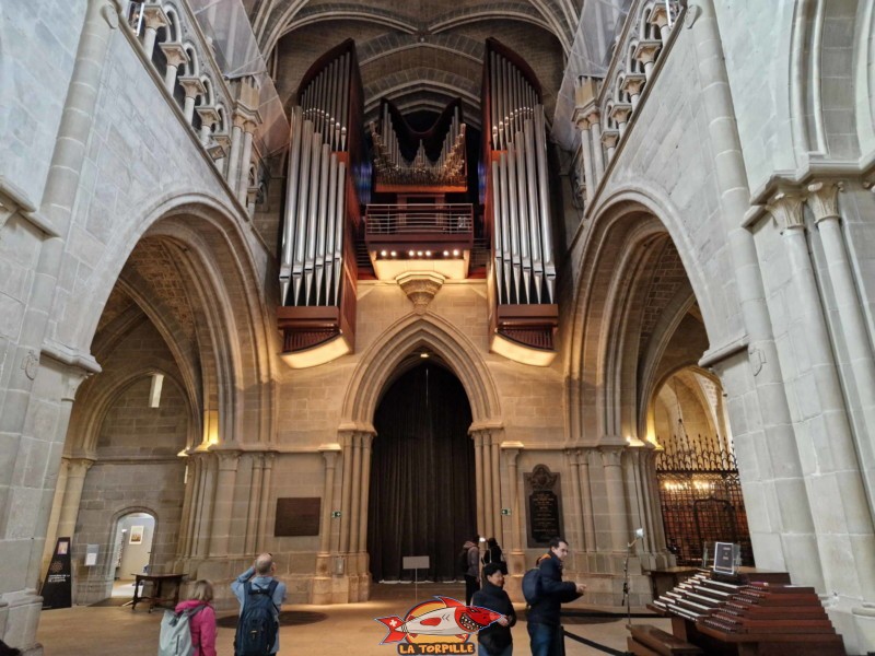 L'orgue et l'entrée.
