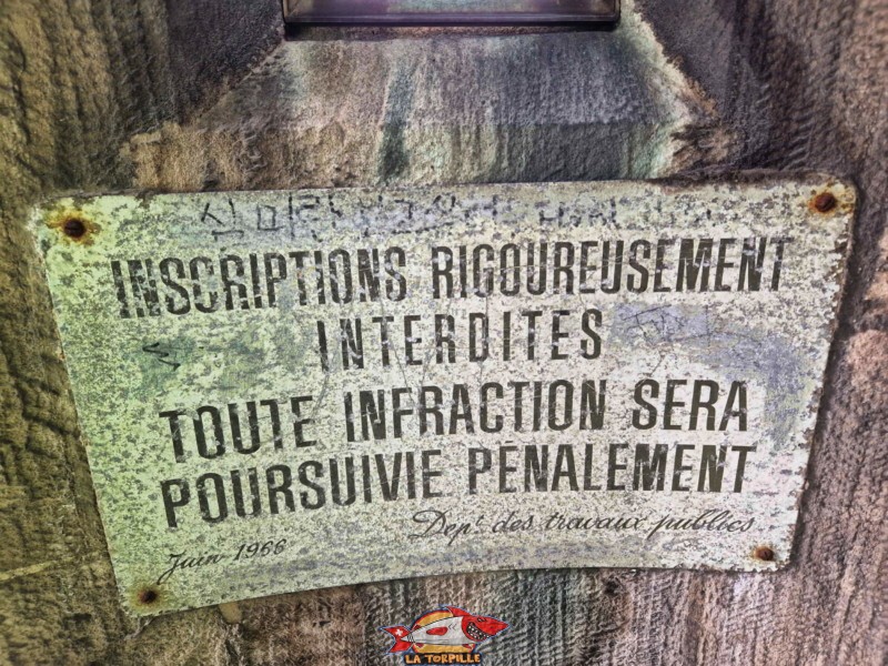Un panneau datant de 1960 interdisant les inscriptions dans les pierre en molasse, une roche très tendre.