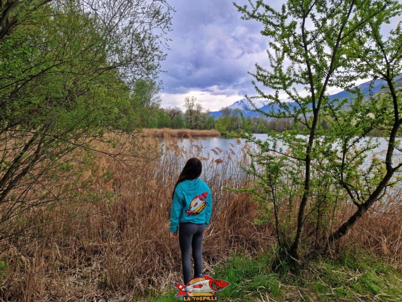 Le lac de la Brèche par un temps nuageux.