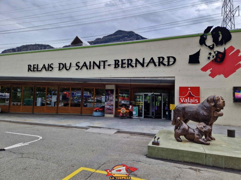 Le restoroute du Valais avec, sur la droite, les fameux chiens du Valais que l'on peut retrouver au Barryland à Martigny. Gouille du Rosel