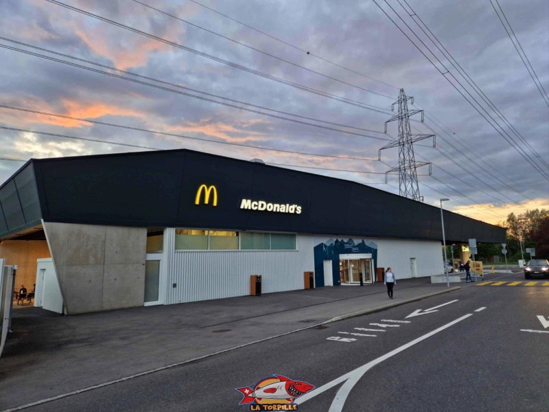 Le restoroute du Chablais au bord est de l'étang avec son fast food Mac Donald's. Le restoroute contient aussi un petit supermarché au rez du bâtiment.