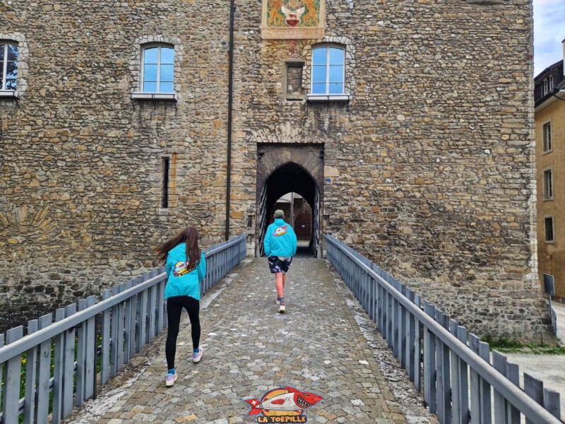 L'entrée château par le pont autrefois pont-levis.