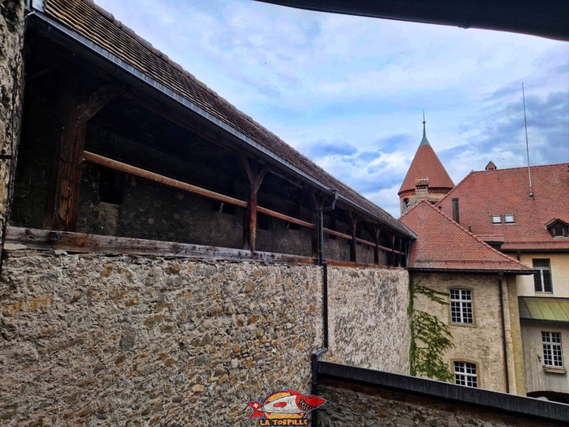 La vue sur le chemin de ronde côté ouest du château juste avant l'entrée dans le donjon.