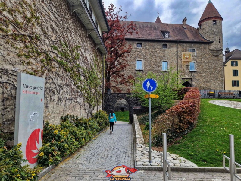 Le chemin sur la gauche qui mène au musée gruérien depuis le château.