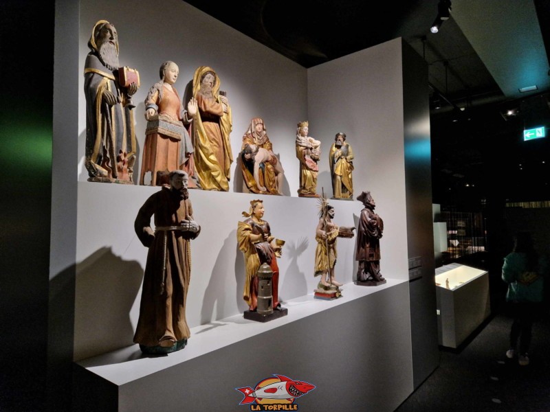 Des statues religieuses qui rappellent la Fribourg catholique.