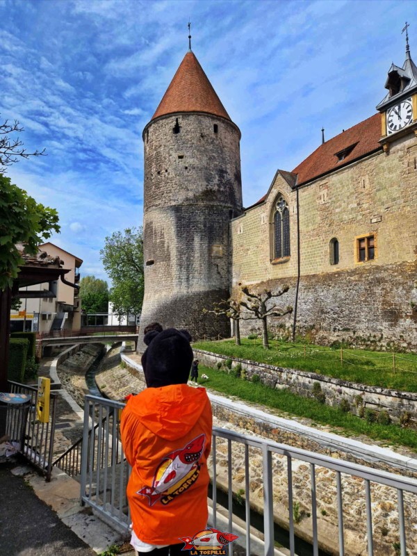 Le donjon du château d'Yverdon depuis l'extérieur.