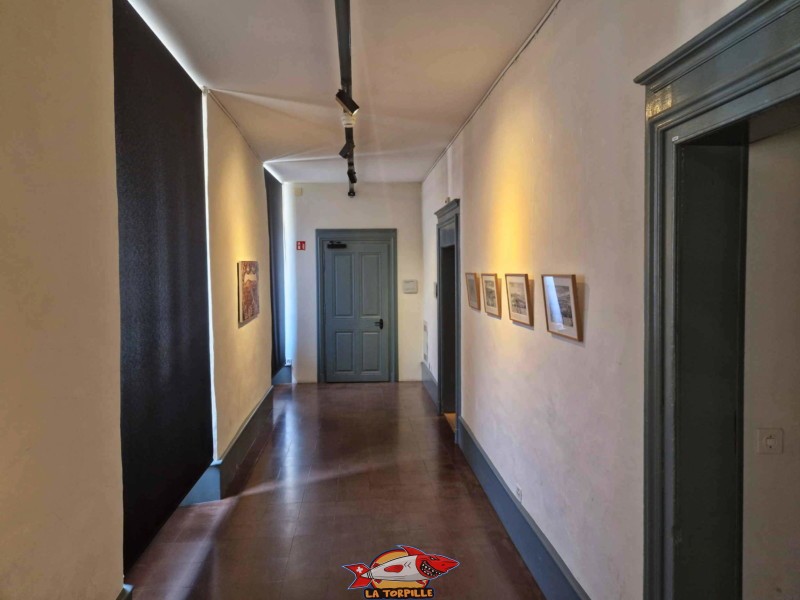 Le couloir menant à la salle des maquettes à côté de la réception du château d'Yverdon.