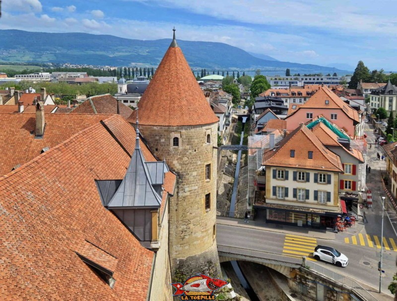 vue en direction du nord-est depuis le sommet du donjon du château d'Yverdon-les-Bains dans le canton de Vaud au bord du lac de Neuchâtel.