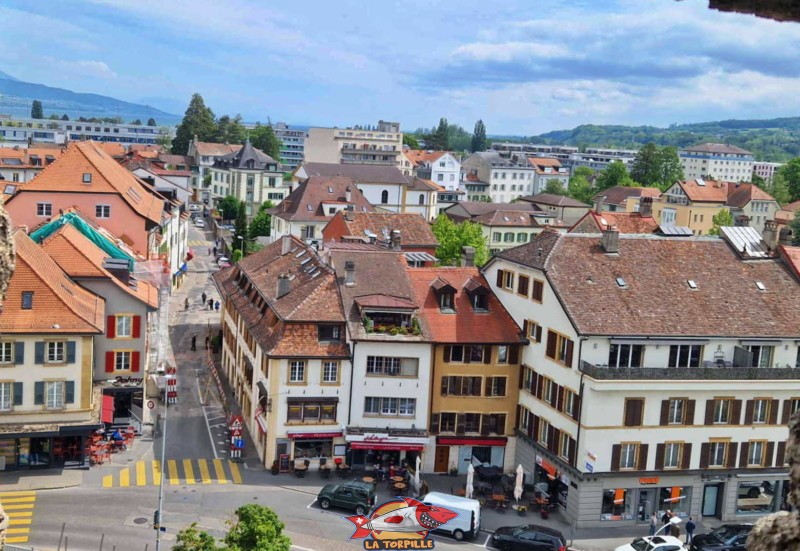 vue en direction de l'est depuis le sommet du donjon du château d'Yverdon-les-Bains dans le canton de Vaud au bord du lac de Neuchâtel.