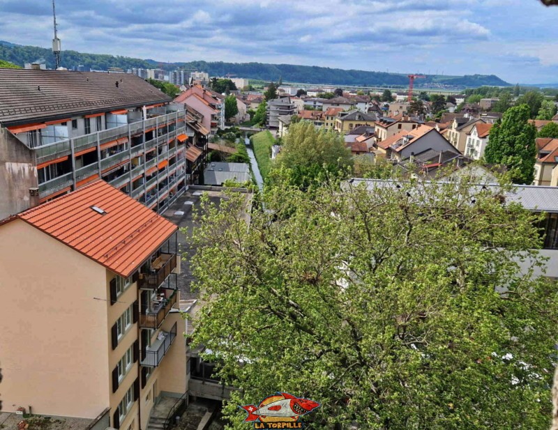 vue en direction du sud-ouest depuis le sommet du donjon du château d'Yverdon-les-Bains dans le canton de Vaud au bord du lac de Neuchâtel.