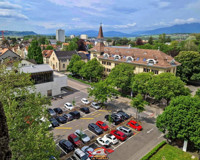 vue en direction de l'ouest depuis le sommet du donjon du château d'Yverdon-les-Bains dans le canton de Vaud au bord du lac de Neuchâtel.
