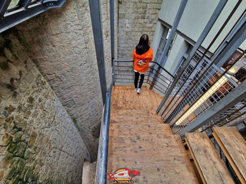 La cage d'escalier qui permet d'aller au pied du donjon.