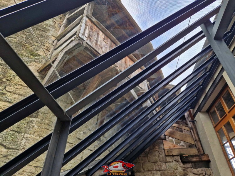 La structure en bois qui permet d'entrer dans le donjon depuis le château.