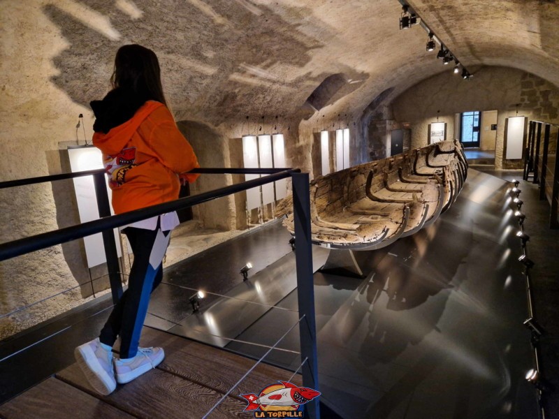 Une barque gallo-romaine exposée dans les caves du château d'Yverdon.