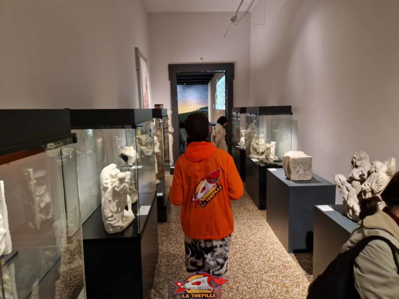 Des sculptures religieuses en pierre datant du Moyen Âge. salle abert naef, musée cantonal d'histoire, palais de rumine, lausanne