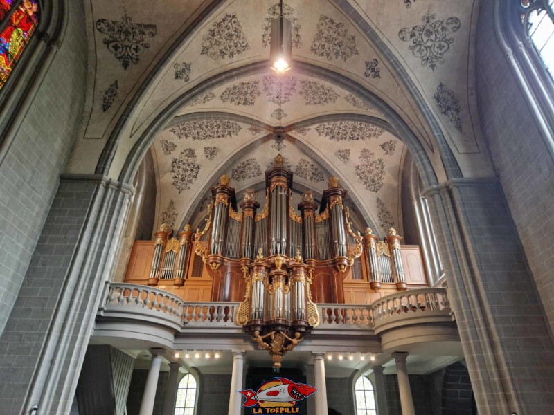 Le plafond au-dessus de l'orgue.