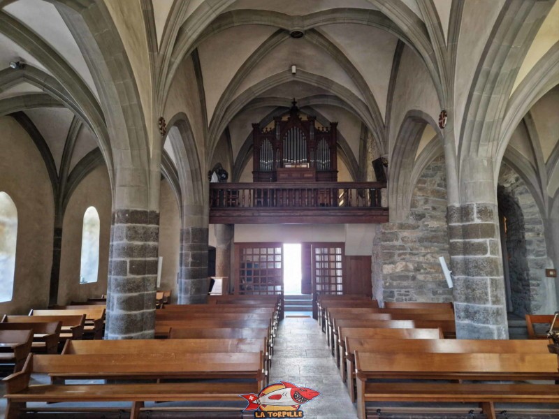 L'intérieur du temple avec la vue en direction de l'orgue et de l'entrée. 