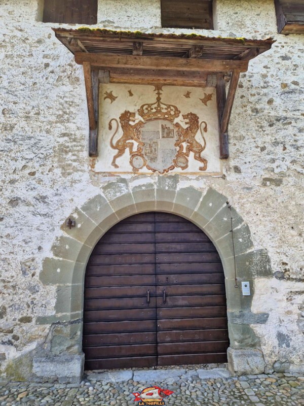 L'entrée nord du château. Le château de Corbières.