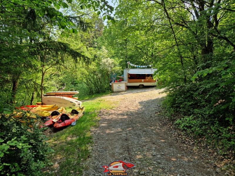Gruyère Aventure se trouve à côté de la plage et propose notamment du kayak et du paddle.