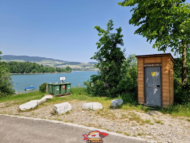 Une cabine de toilette est disponible à côté de la plage. plage de Corbières.