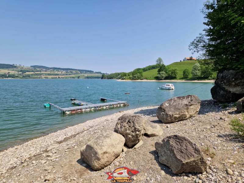 La plage en galets. plage de Corbières.