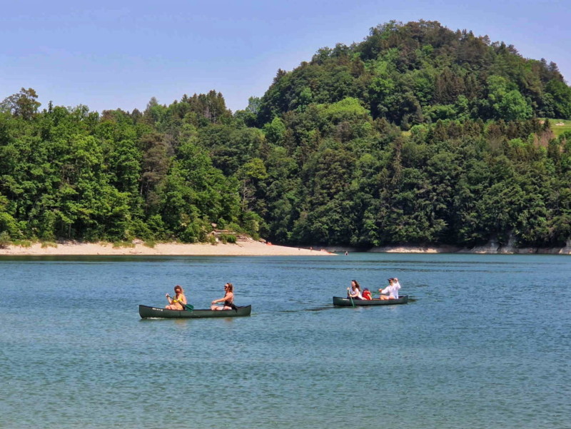 Il est possible de louer des canoës à côté de la plage de Pont-en-Ogoz pour naviguer sur le lac de la Gruyère et se rendre sur l'île d'Ogoz.