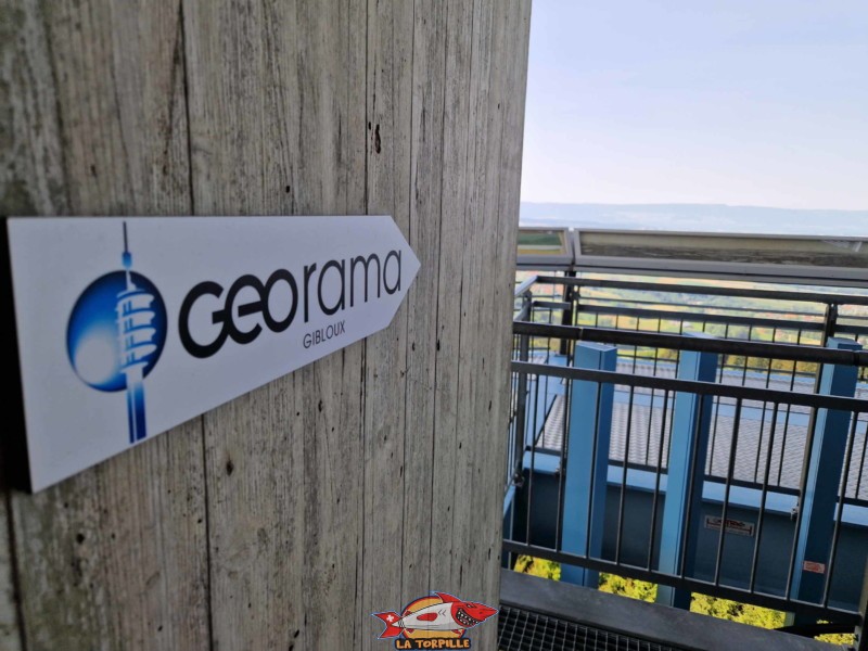 Le logo du Georama sur la terrasse panoramique.