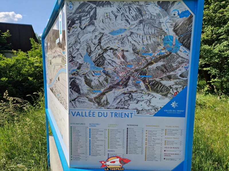 Le panneau sur les curiosités et activités dans la vallée du Trient.