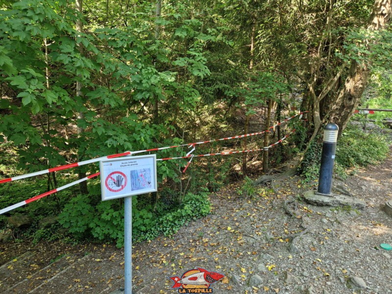 Un panneau qui vient rappeler qu'il est interdit de quitter le chemin en raison de chutes de pierres.