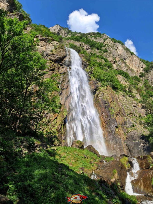 La cascade de la Pissevache dans le Bas-Valais.