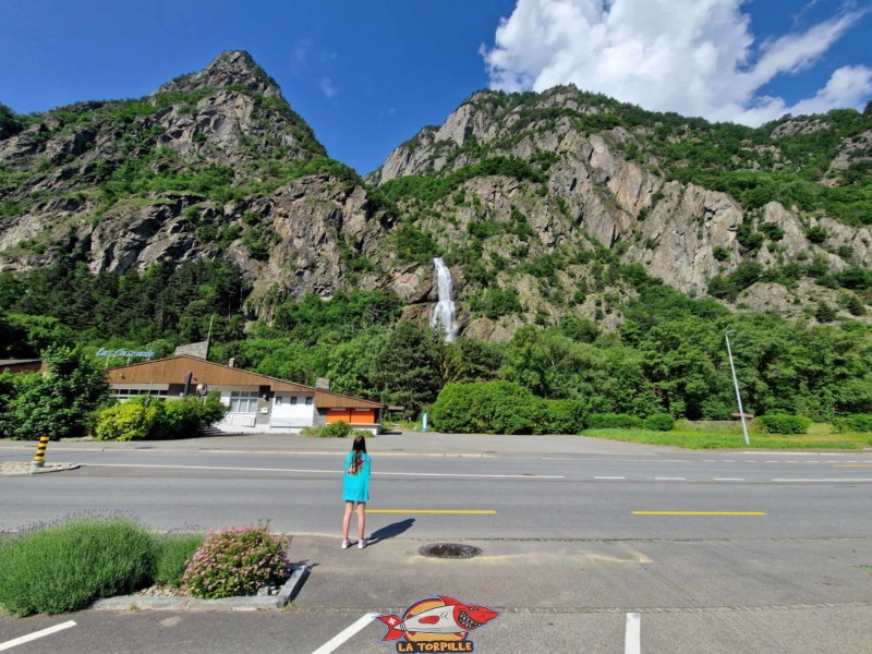 La cascade est déjà visible depuis le parking. Sur la gauche, le restaurant la cascade.