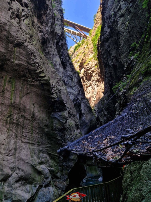 Les deux ponts de Geuroz depuis le parcours des gorges du Trient. Le pont le plus haut sur l'image est le nouveau pont contruit en 1994, le pont en dessous sur l'image est le premier pont construit en 1934 et aujourd'hui réservé aux piétions.