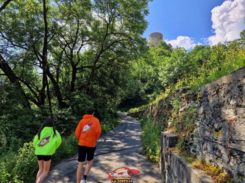 On arrive gentiment au château. Château de la Bâtiaz, Martigny