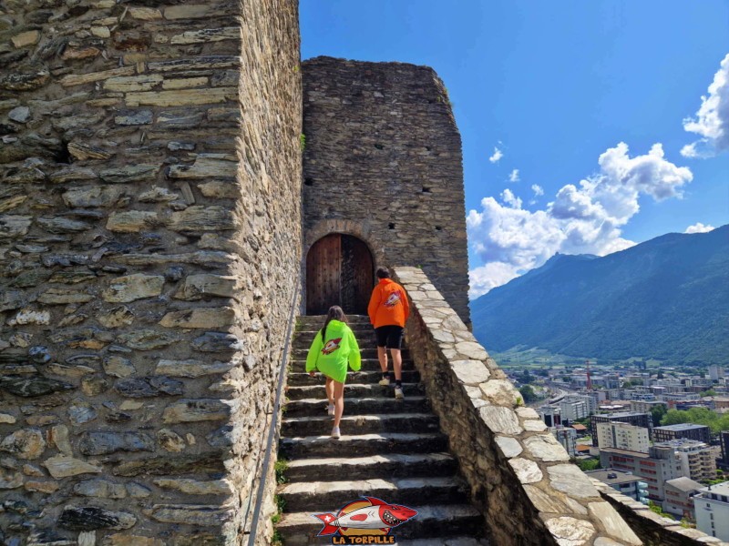 L'escalier qui mène à la porte d'entrée du château. Château de la Bâtiaz, Martigny