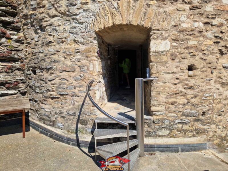 L'entrée du donjon se fait depuis la plateforme supérieure de la cour du château. Château de la Bâtiaz, Martigny