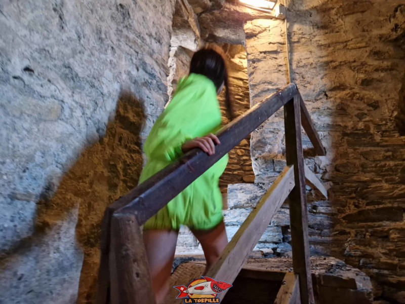 On quitte l'escalier en bois pour continuer à monter l'intérieur des murs. Château de la Bâtiaz, Martigny