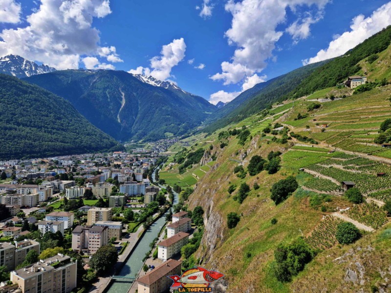 vue sud-ouest depuis le sommet du château de la Batiaz. Martigny