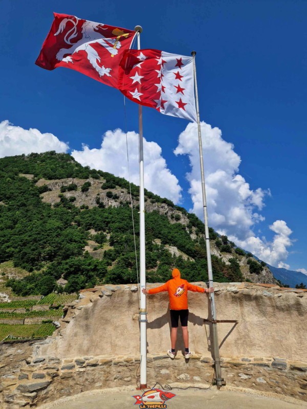 Les drapeaux de Martigny et du Valais flottent au vent. Château de la Bâtiaz, Martigny