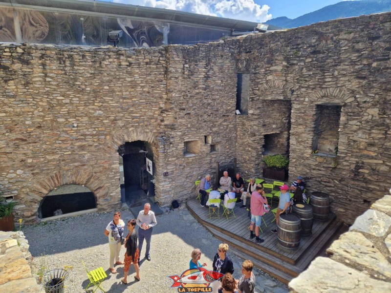 La cour depuis l'accès au donjon. Château de la Bâtiaz, Martigny